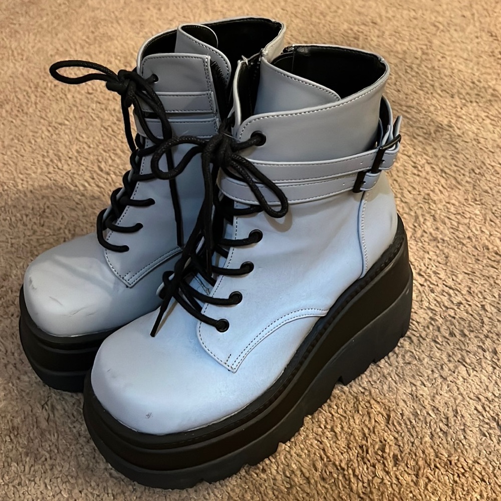 Demonia Shaker-52 Gray Reflective Women’s Size 8